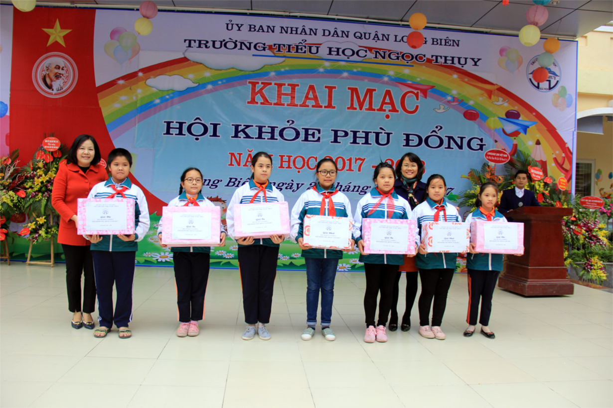 Hình ảnh cô giáo Phạm Thị Mai Thanh , cô Phạm Thị Khánh Ninh phó hiệu trưởng trao giải cho các tập thể